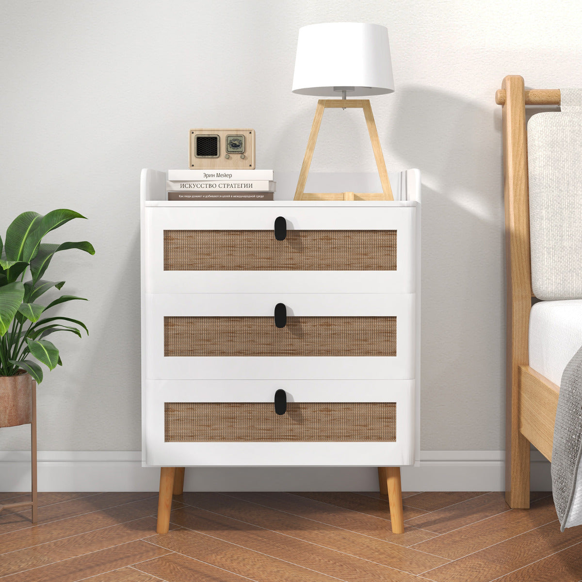 Mesinha de Cabeceira com 3 Gavetas Decoradas em Vime Pernas em Madeira Mesa Auxiliar Moderna Boho para Sala Quarto 60 x 40 x 75 cm Branca