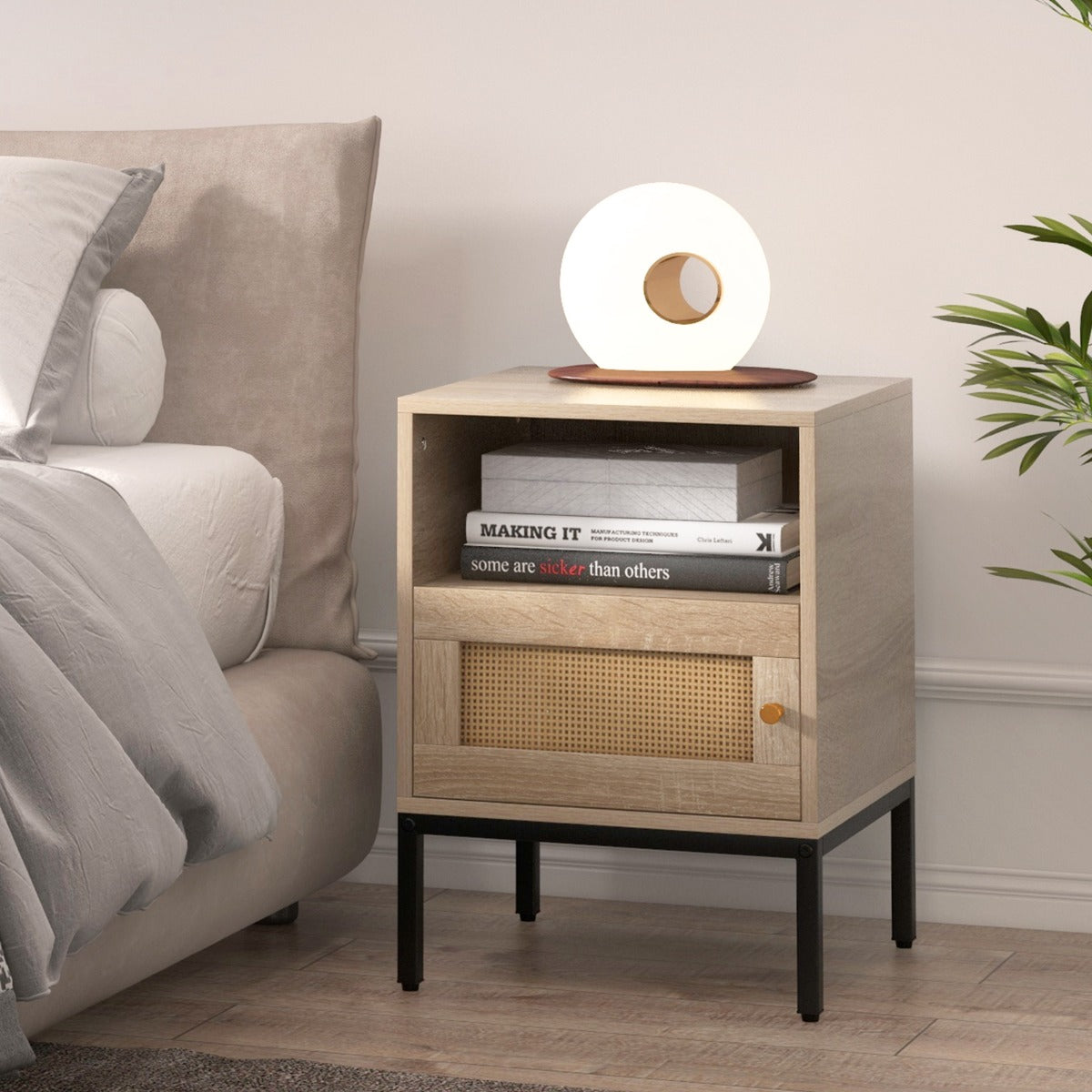 Mesinha de Cabeceira Mesa de Apoio Estilo Bohemio para Casa com Prateleira Aberta e Porta Decoração de Rattan para Sala Quarto Natural