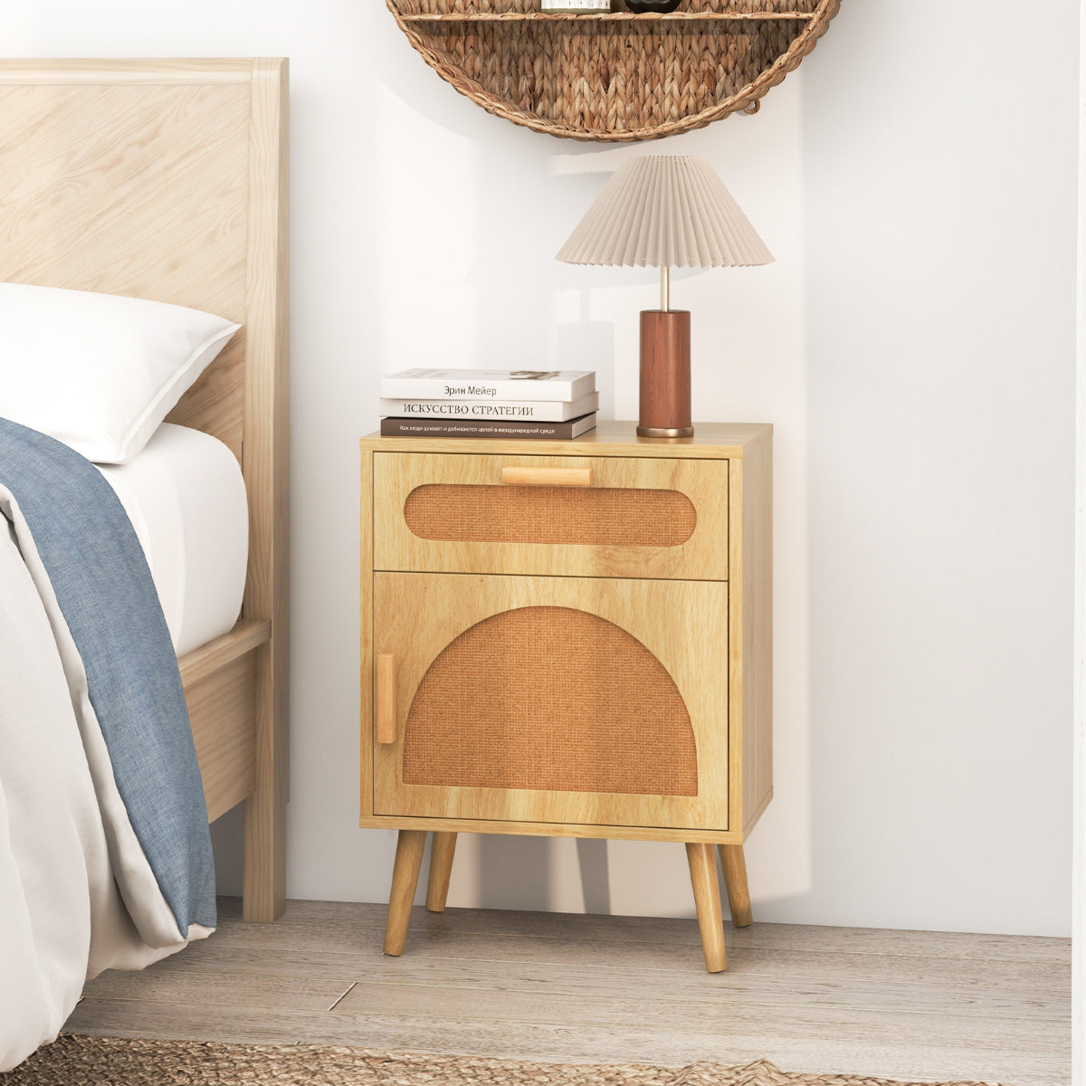 Mesinha de Cabeceira em Rattan com Gaveta e Porta Decoradas em Rattan Mesa Lateral com Pernas de Madeira Maciça para Sala Quarto Natural