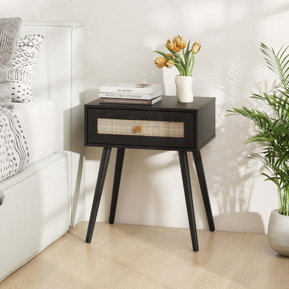 Mesinha de Cabeceira em Ratan com Arrumação Mesa Lateral Boho com Gaveta e Pernas em Madeira Maciça Mesa Auxiliar para Quarto Sala Preta