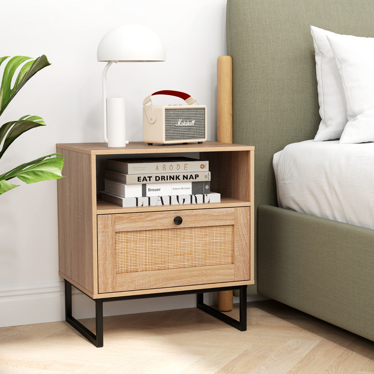 Mesinha de Cabeceira em Vime Mesa Lateral Moderna com Gaveta e Compartimento Aberto Mesa Boho com Pés Metálicos para Sala Quarto Natural