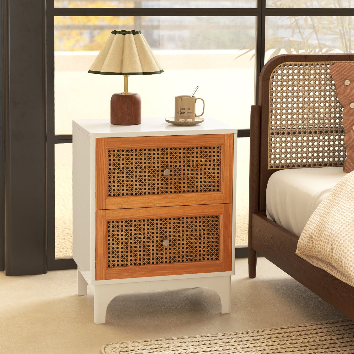 Mesinha de Cabeceira em Ratan Mesa Boho com 2 Gavetas Decoradas Ratan Tecido à Mão e Pés em Madeira Maciça para Quarto Branco