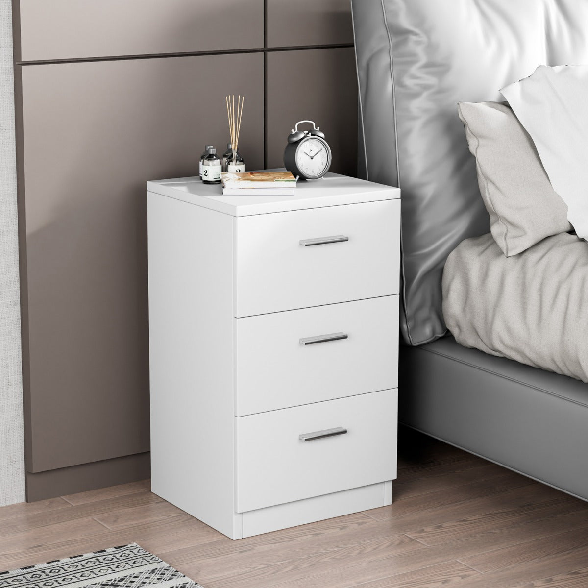 Mesinha de Cabeceira em Madeira Maciça com 3 Gavetas de Arrumação Estilo Simples e Elegante Para Sala Quarto 38 x 35 x 66 cm Branco