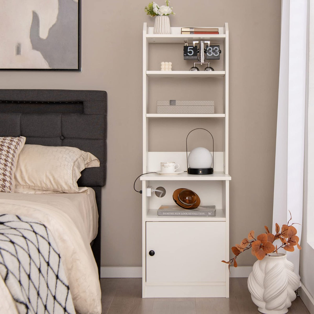 Mesinha de Cabeceira de 6 Níveis com Estação de Carregamento e 5 Prateleiras Abertas e Armário para Quarto Sala 45 x 36 x 140 cm Branco