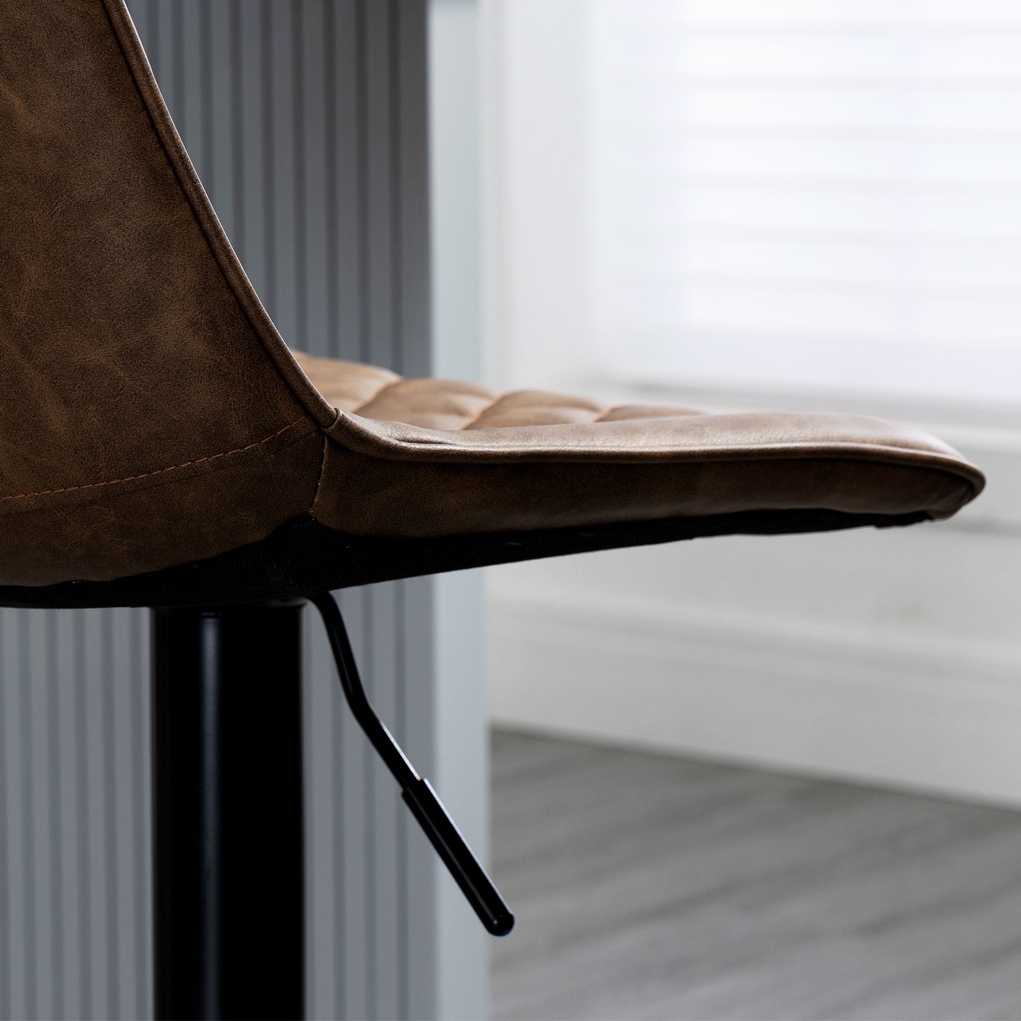 Conjunto de Bancos de Bar Estofados em PU – 46.5x51x106cm – Marrom