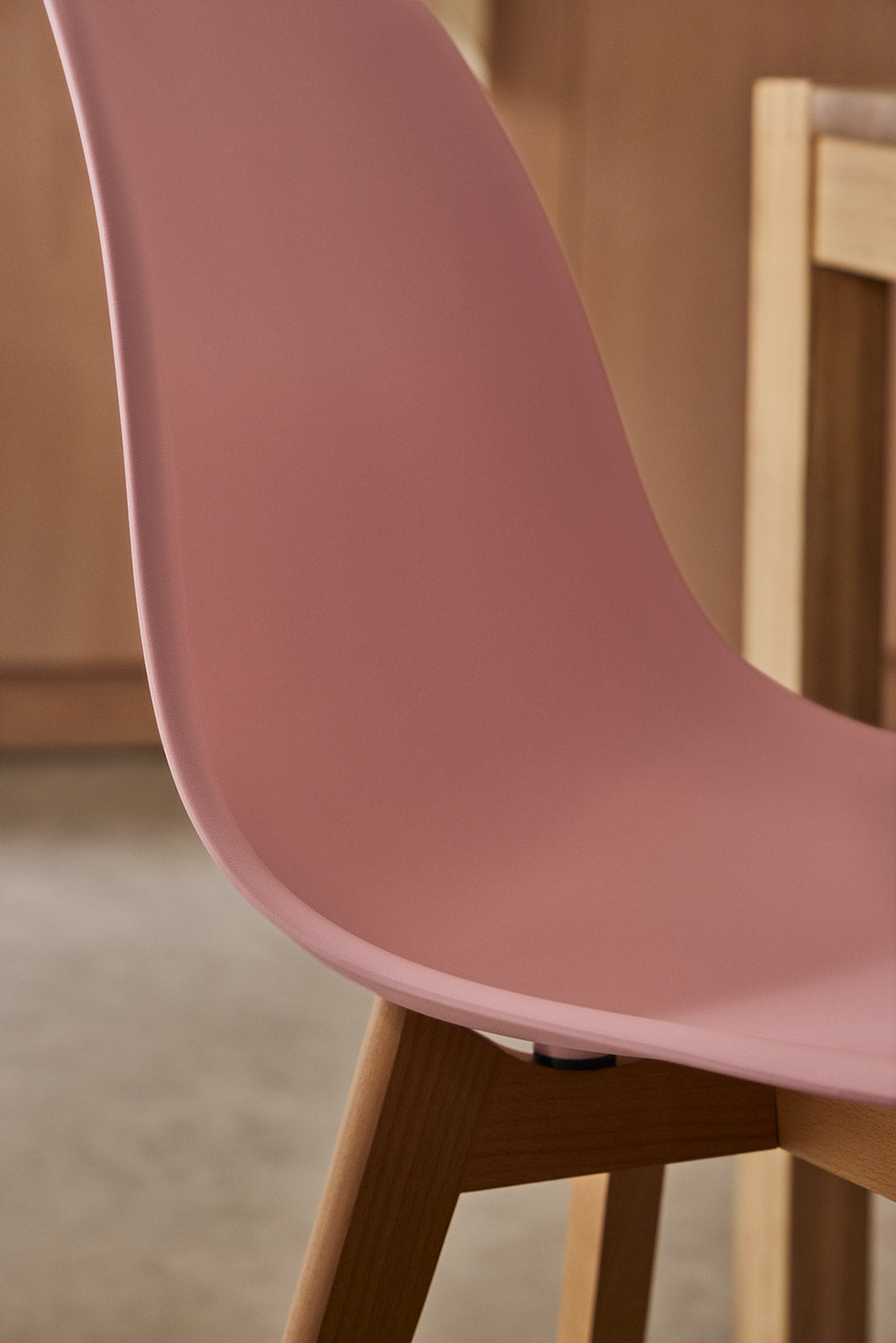 Cadeira de Jantar – Scand Nordic em Polipropileno e Madeira de Faia - Cor Rosa Claro