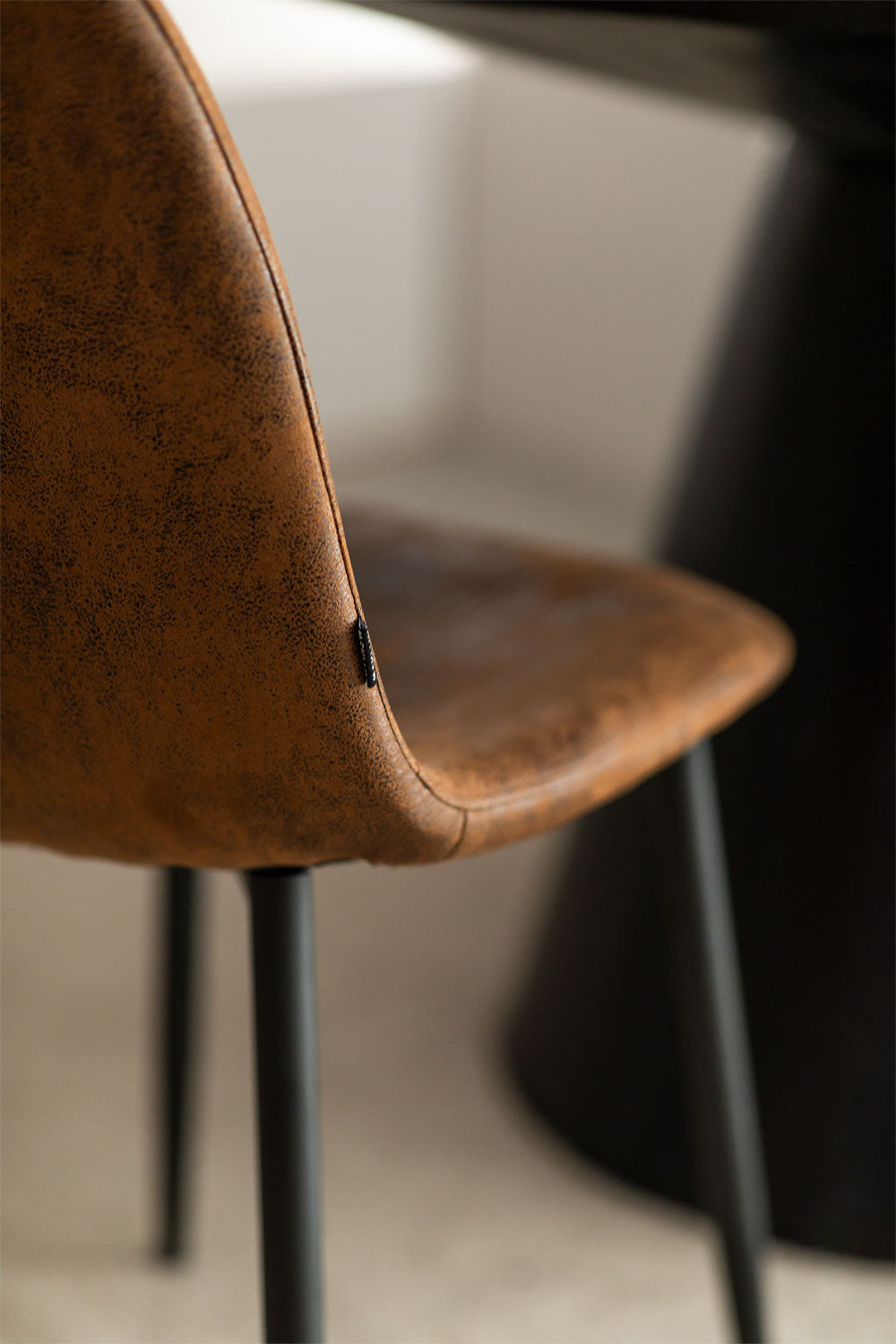 Cadeira de Jantar – Glamm em Couro Sintético Café Vintage e Preto