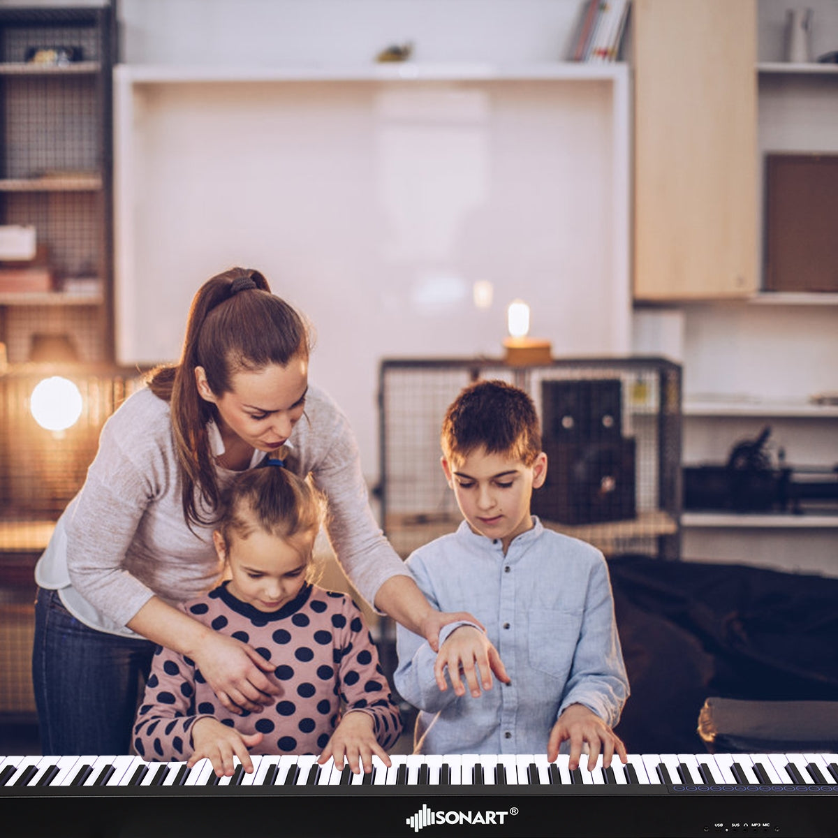 Piano Digital com 88 Teclas 128 Ritmos 128 Sons 20 Demos Teclado Eletrónico Bluetooth Interface MIDI USB MP3 Altifalante Auscultadores Microfone
