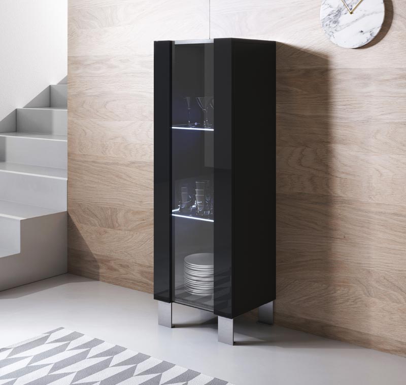 Vitrina modelo Leiko V2 (40x138cm) em preto com pés de alumínio