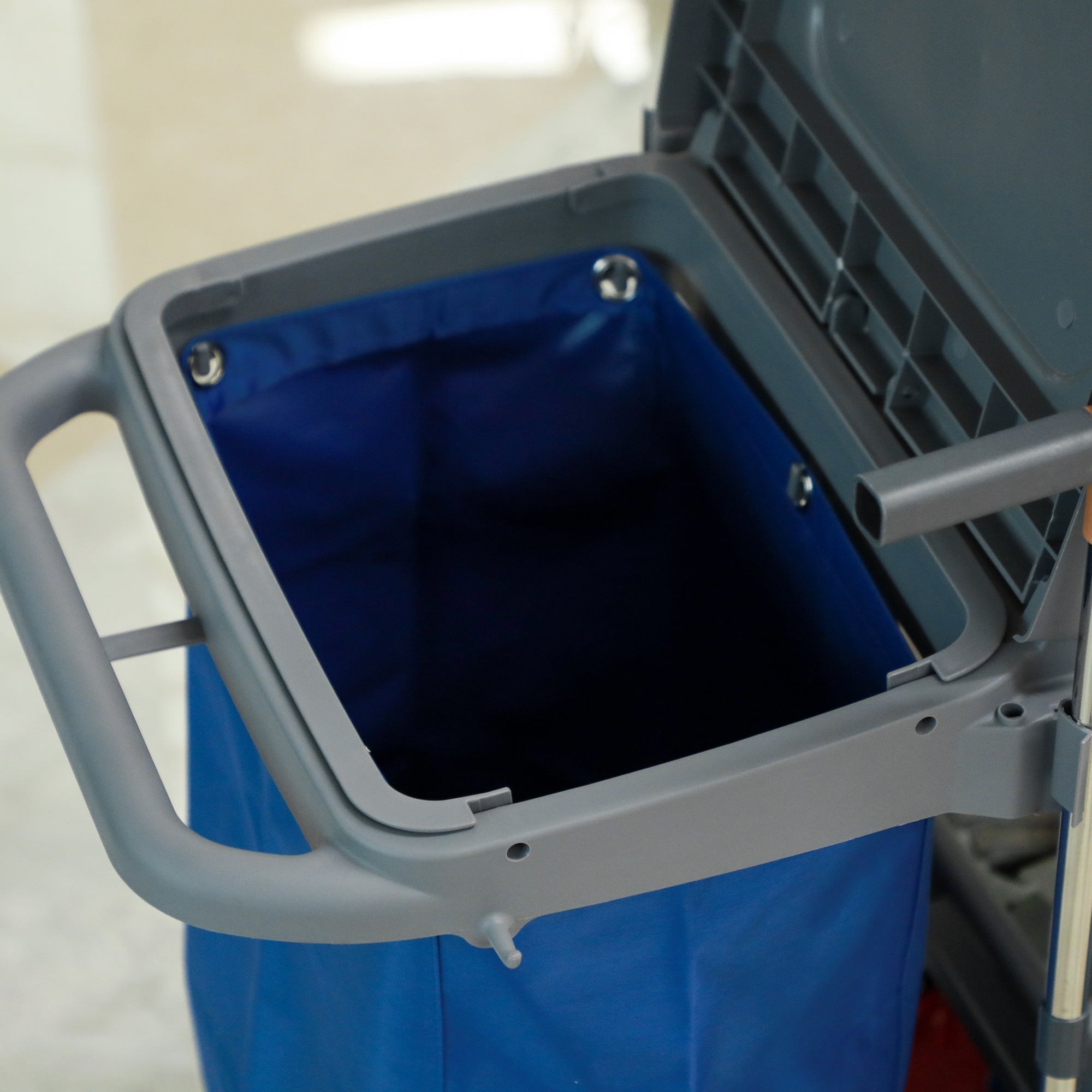 Carro de Limpeza Profissional – 111x63,3x103cm – Cinza – Metal e plástico PP e tecido Oxford