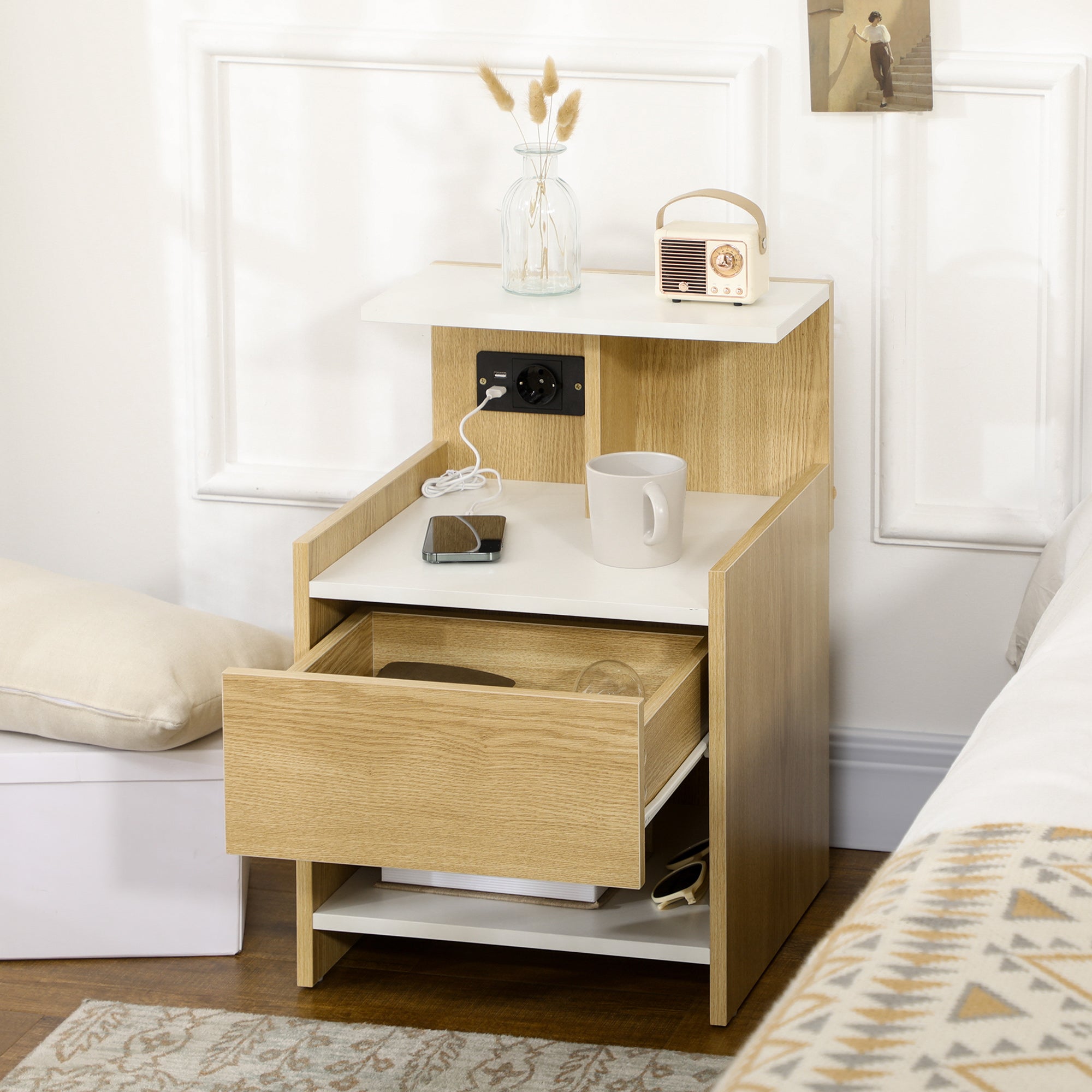 Mesa de Cabeceira Moderna com Entrada USB e Tomada Elétrica - 40x40x60 cm - Cor de Madeira Natural